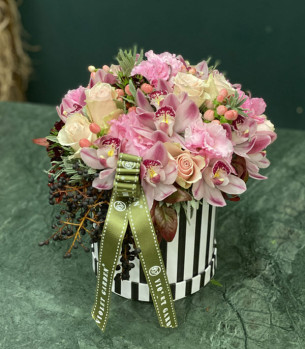 Kutuda Pembe Çiçekler