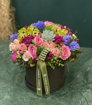 Kutuda Renkli Mevsim Çiçekleri 