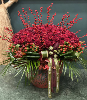 Vazoda 101 Kırmızı Gül Aranjmanı